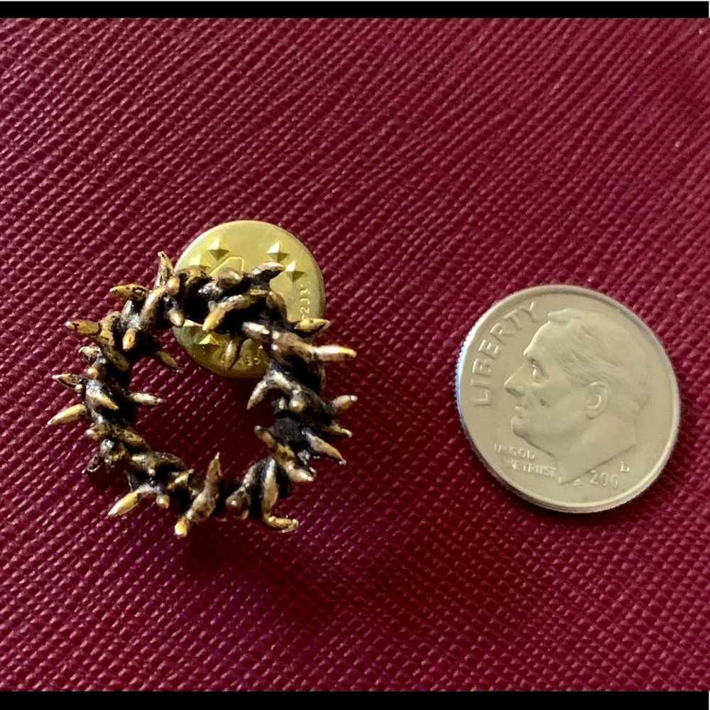 Vintage Crown of Thorns Antique Gold Tone Lapel Pin. Pin Back Closure.